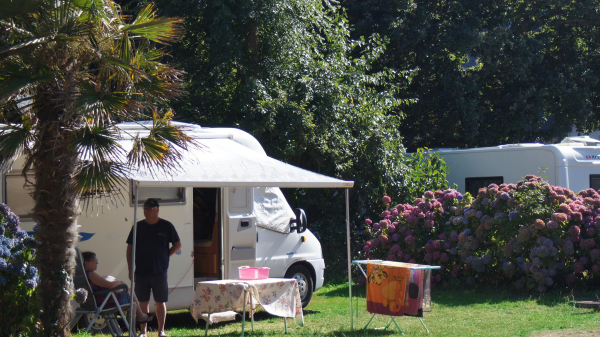  Die Stellplätze für Zelte, Wohnwagen oder Wohnmobile auf dem Campingplatz Le Moulin d'Aurore in Concarneau