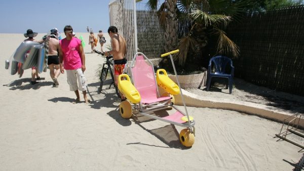 Speciale karretjes rollen over het zand en vergemakkelijken de tewaterlating