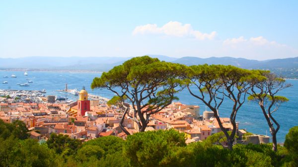 Blick auf den Ort Saint-Tropez und das Mittelmeer