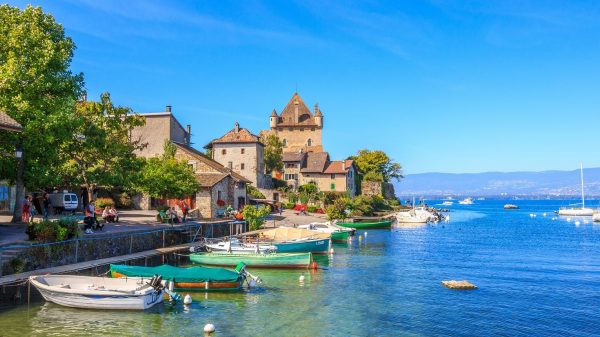 Het zeer mooie middeleeuwse dorp Yvoire aan de oevers van het Meer van Genève