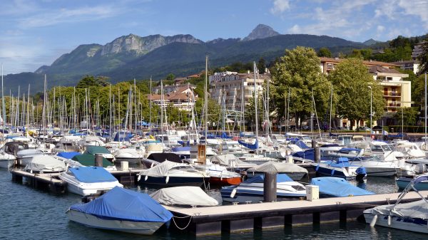 De haven van Evian aan de oevers van het Meer van Genève