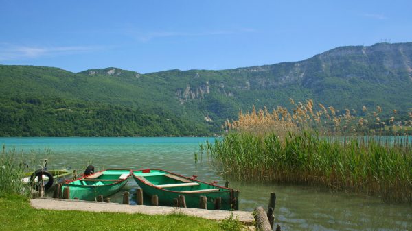 The lake of Aiguebelette, emerald color in Savoie
