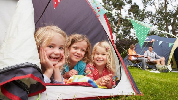 Camping in der Ile-de-France, glückliche Kinder