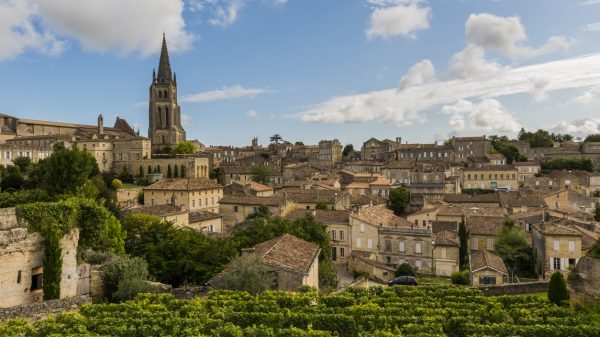 Pueblo de Saint-Emilion rodeado de viñedos