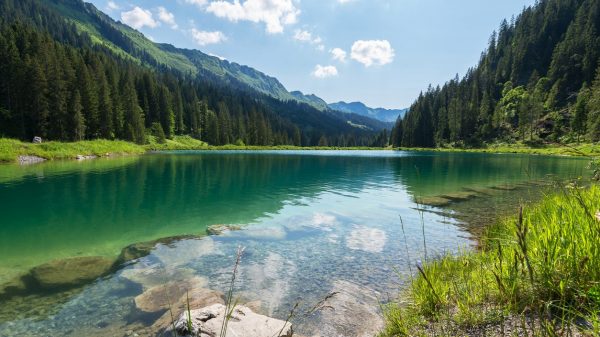 Lago en el valle de Kleinwalser en los Alpes, Austria