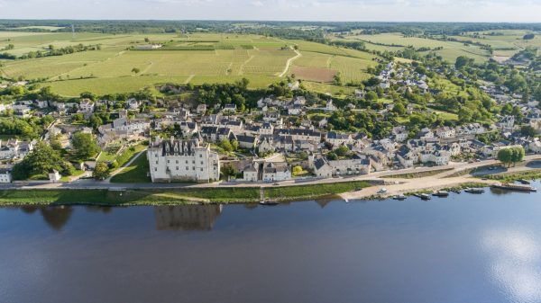 Luftaufnahme von Montsoreau und seinem Schloss
