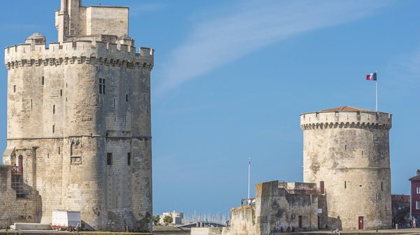 Twee van de drie torens in de haven van La Rochelle