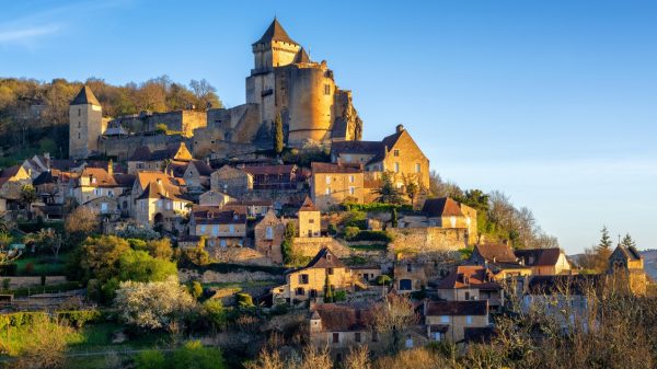 Uitzicht op het dorp en het kasteel van Castelnaud