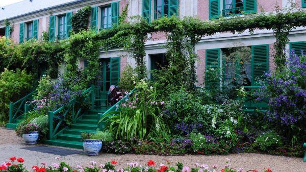 Het huis van Claude Monet gezien vanuit de tuinen