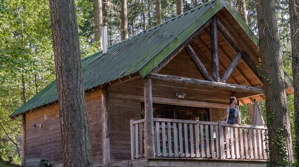 Campez dans un environnement forestier exceptionnel au Village Huttopia Senonches