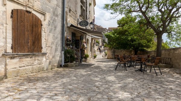 Eine der Straßen des mittelalterlichen Dorfes Les Baux-de-Provence