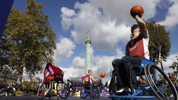 Demonstration von Rollstuhlbasketball in Paris 