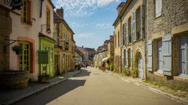 - Eine Straße in der mittelalterlichen Stadt Vézelay