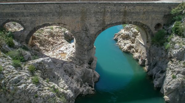 Die Teufelsbrücke, die die Schluchten des Hérault überspannt