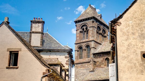 Blick auf den Glockenturm der Kirche Saint-Mathieu
