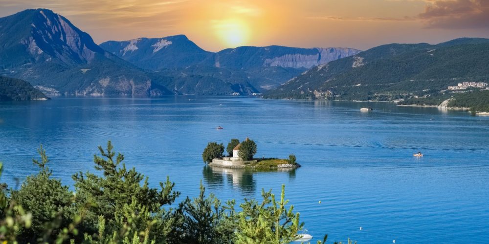 camping-pr-s-du-lac-de-serre-pon-on-un-lac-alpin-entre-eau-turquoise