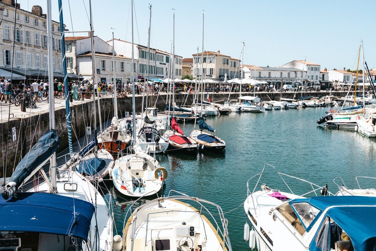 la-flotte-au-camping-dans-le-plus-ancien-village-de-l-le-de-r