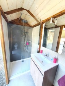 Interieur van een privaat toiletgebouw - Camping Bellevue (22)