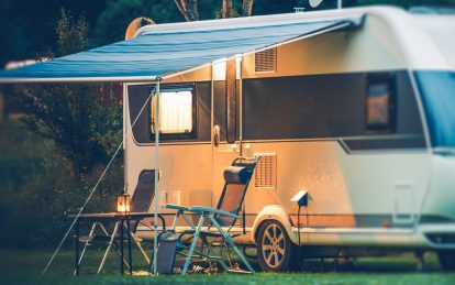 Camping : Faut-il un store ou un auvent pour votre caravane ? - Avant de  choisir son camping 