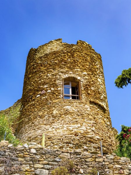 Vue sur les vestiges du château de Fos