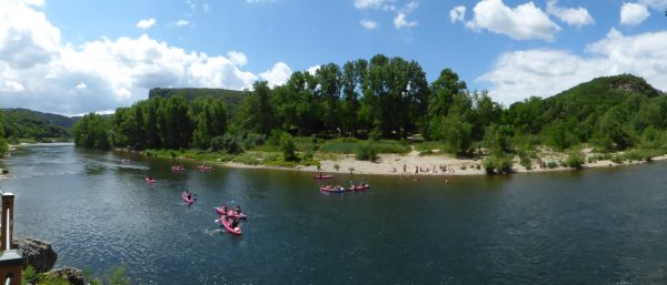 Acceso directo a la playa, a orillas del río Ardèche