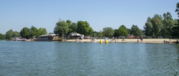 Im Sommer: Baden und Wassersport in Meaux