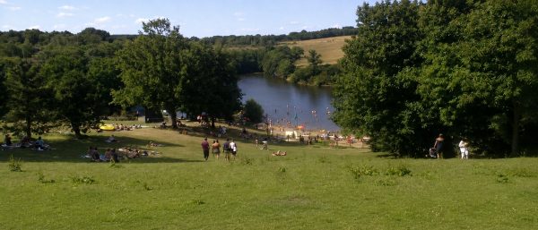 Profitez de la plage et de l'étang pour une pause fraîcheur