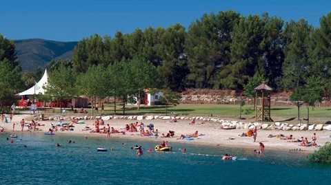  Der Strand des Campingplatzes bietet Zugang zum See La Sablière