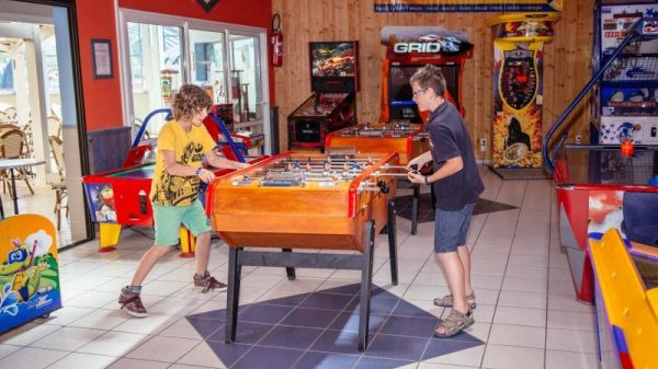 Une salle de jeux dans un camping