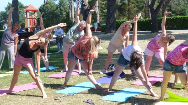 Entre el fortalecimiento muscular y los abdominales y glúteos, las clases de fitness te permiten mantenerte en forma.