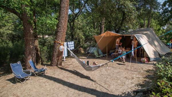 Ein gut abgegrenzter Platz zum Aufstellen des Zeltes