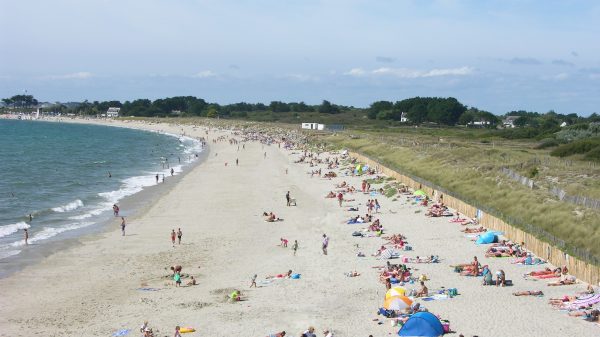 Der Campingplatz liegt 300 m vom Strand von Gohvelin entfernt