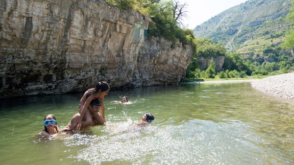 Baignade sur l'une des plages privées en bord de Tarn