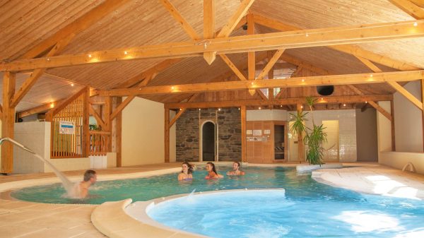 Le confort d'une piscine chauffée au camping