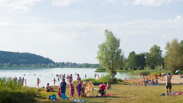 Un camping (et sa plage !) au bord du lac de Clairvaux