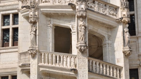 L'escalier à vis et la façade des Loges du château royal de Blois