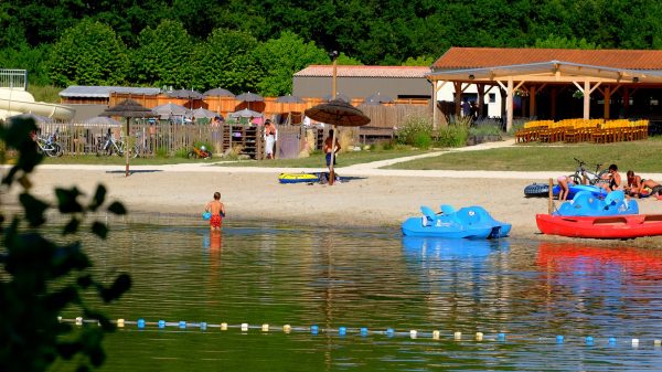 Acceso directo a la playa del lago privado del camping