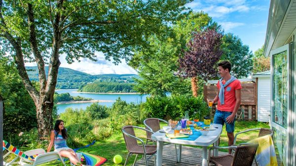Ein Campingplatz am Ufer des Lac de Laouzas