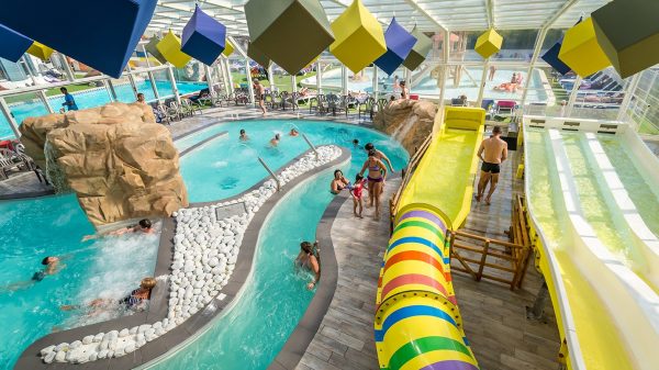 Der überdachte Wasserpark des Campingplatzes