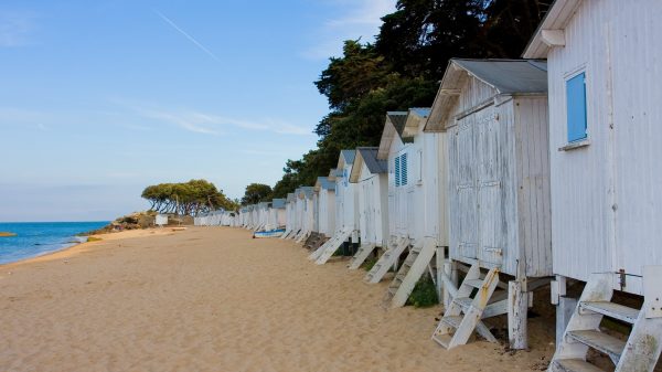 Plage des Dames et ses cabines blanches à Noirmoutier