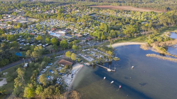 Zwischen Wassersportclub und Stränden liegen zwei Campingplätze nebeneinander: Sanguinet Plage und der Lac de Sanguinet