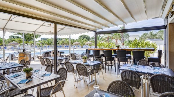 Un restaurant avec vue sur la piscine