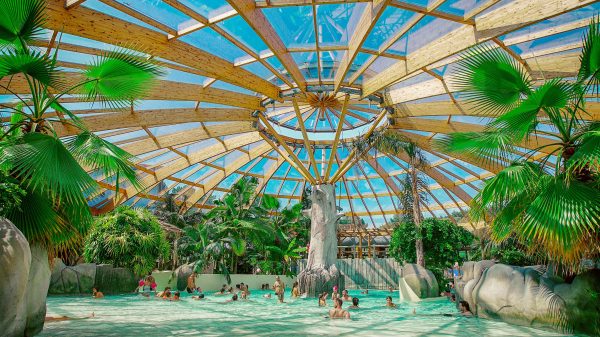Het prachtige overdekte waterpark van de camping 