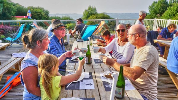 Crêpes und Cidre in guter Stimmung im Restaurant des Campingplatzes