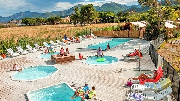 Vue sur les piscines du camping et sur la montagne corse