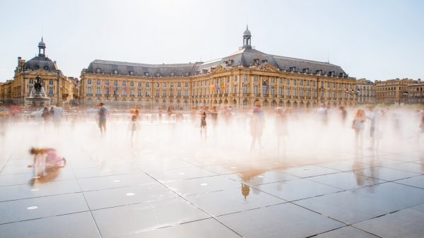 Der Place de Bourse in Bordeaux rund um den Wasserspiegel