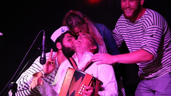 De vrolijkheid van de Bretonse animatoren tijdens de avonden op de camping