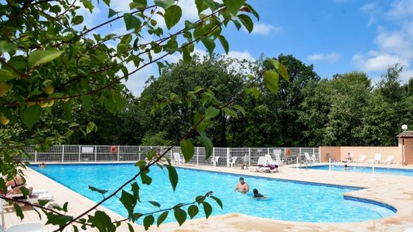 Vue sur la piscine du camping