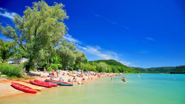 La plage du camping sur le lac de Chalain