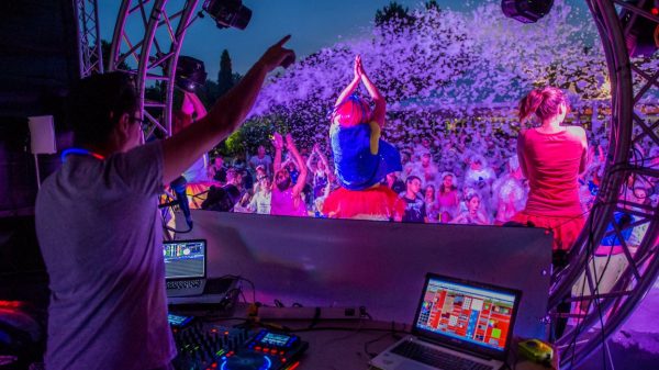 Unterhaltung zum Tanzen... bei einer Schaumparty!